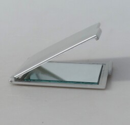 Stříbrné kapesní zrcátko 8x8cm.